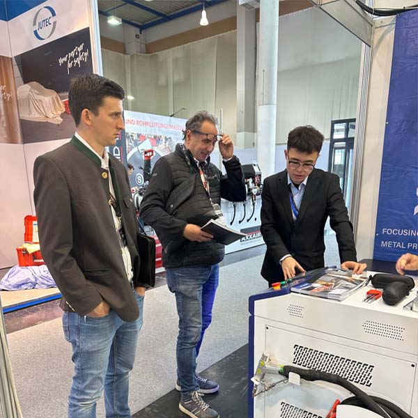 On-site explanation of the machine INTERTOOL 오스트리아 레이저 기계