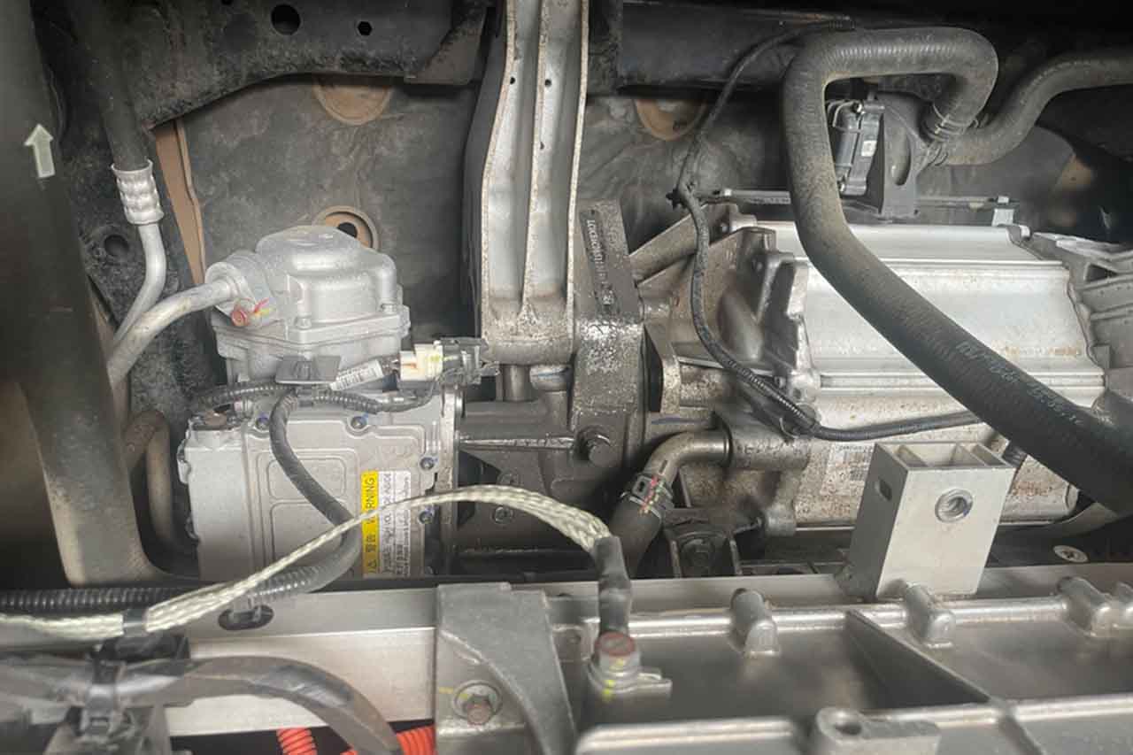 자동차 엔진의 기름 얼룩