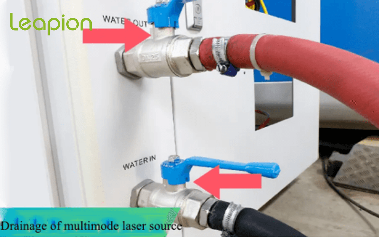 냉각기에서 물 유입 파이프