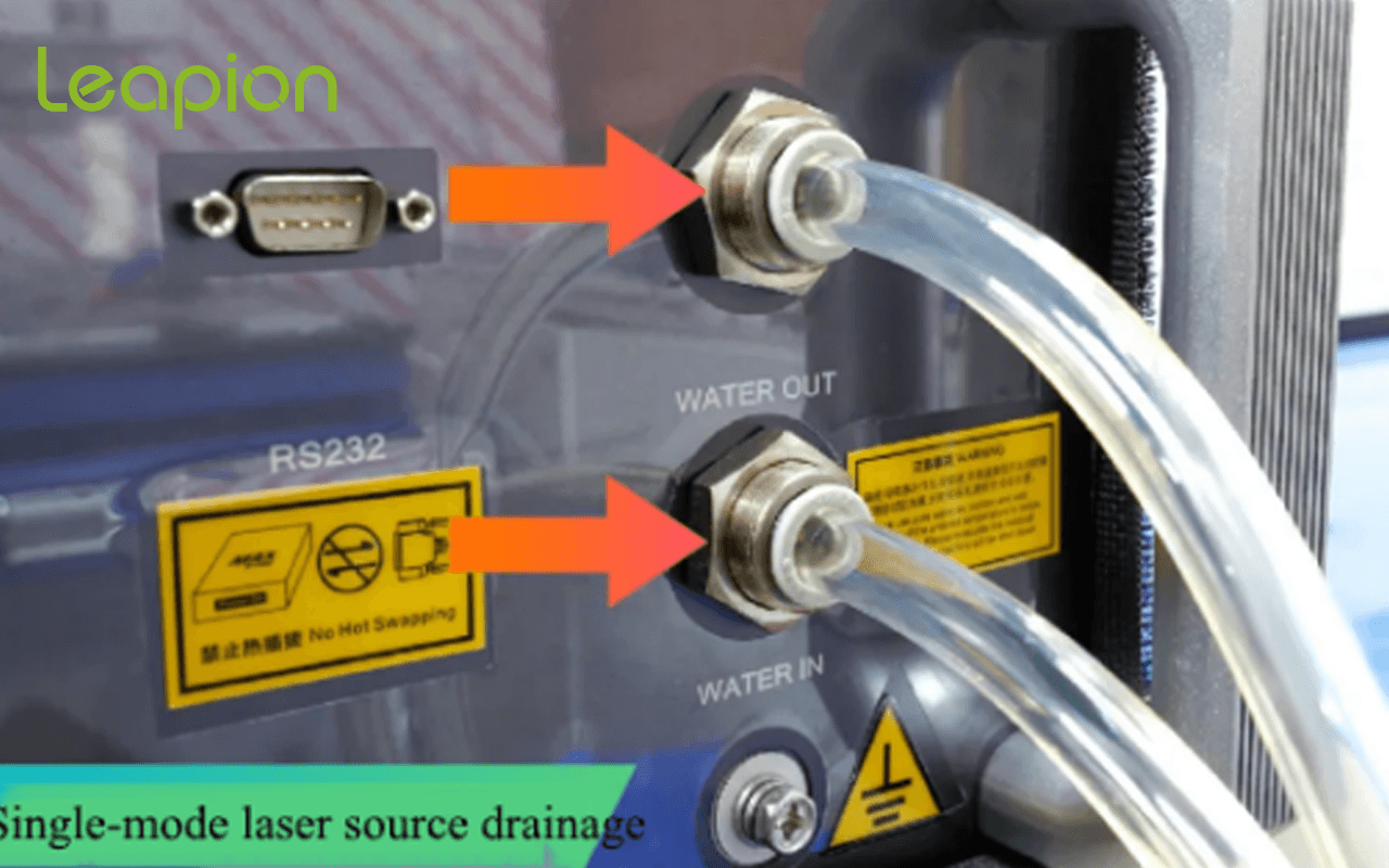 냉각기에서 물 유입 파이프