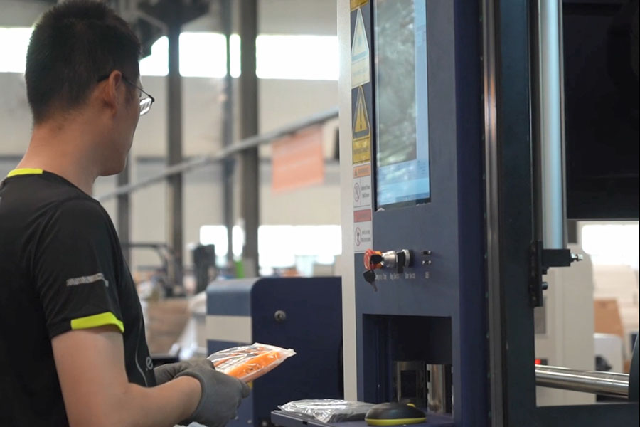 레이저 절단기 작동