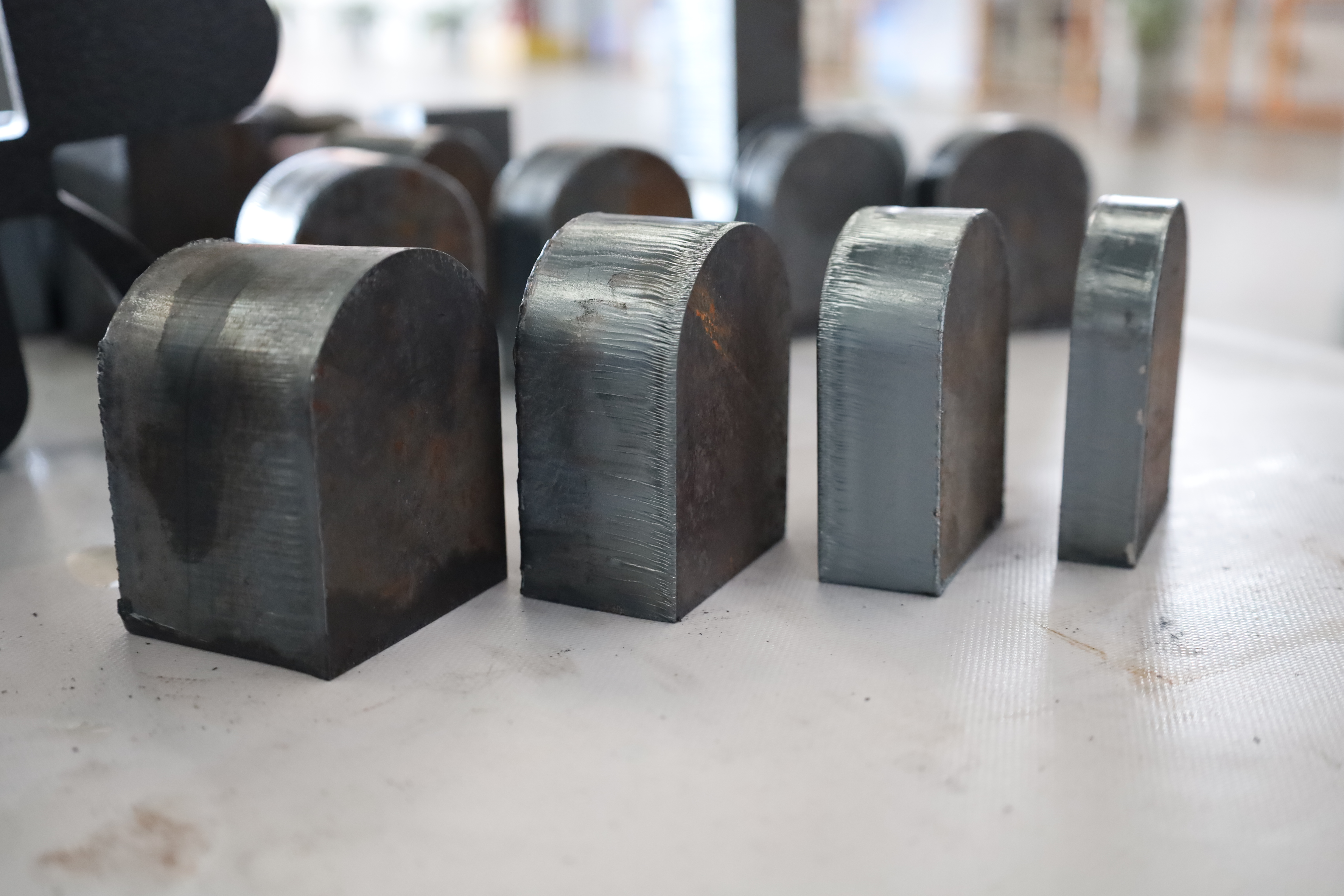 금속 시트의 레이저 절단은 널리 사용되는 절단 방법입니다.