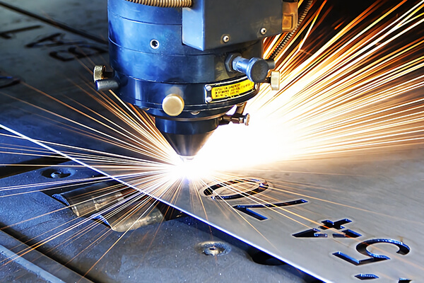 금속을 절단하는 레이저